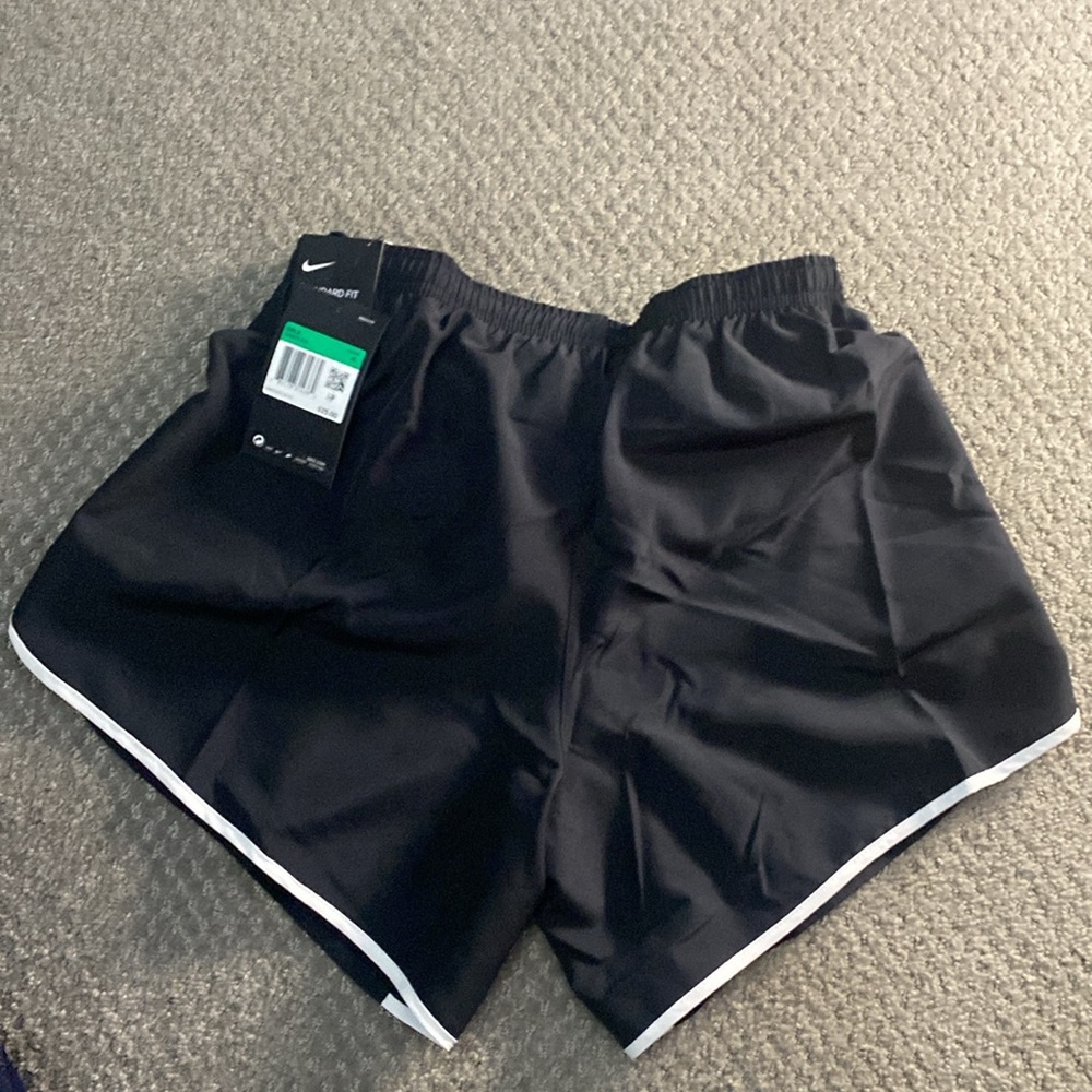 Girls Nike shorts xl - Picture 2 of 4
